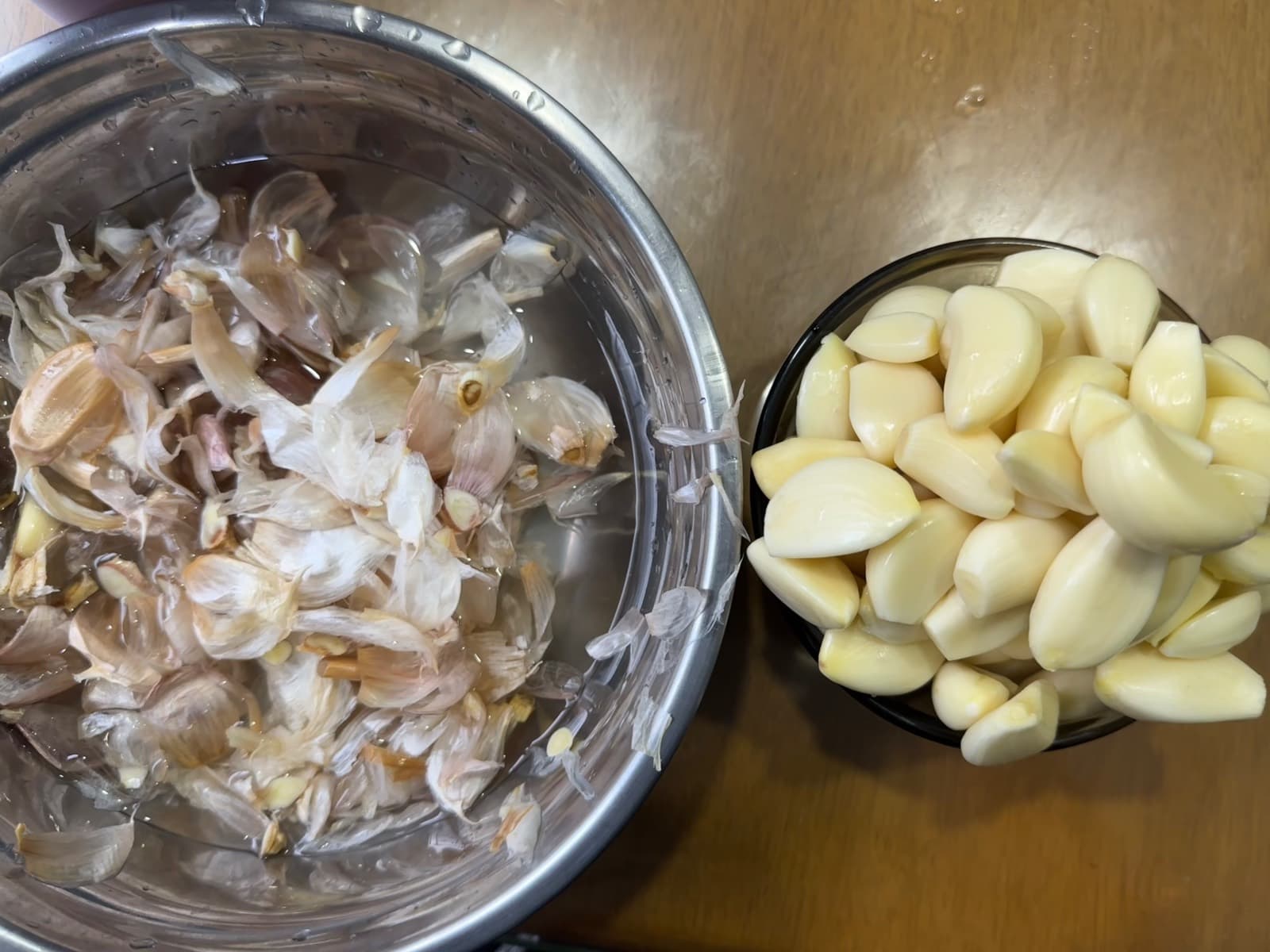 Pile of peeled garlic cloves